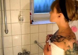 Tattoo-Schlampe besorgt es sich mit Duschkopf!