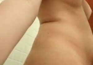 ruivinha brincando com a escova