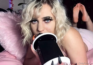 Hot amateur teen girl toying pussy in bed on webcam