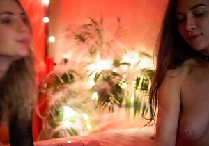 Cute amateur webcam teen girl toying pussy on webcam