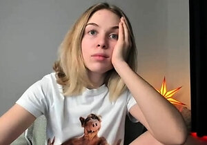 Amateur Webcam Cute Teen Plays Solo with Big Dildo